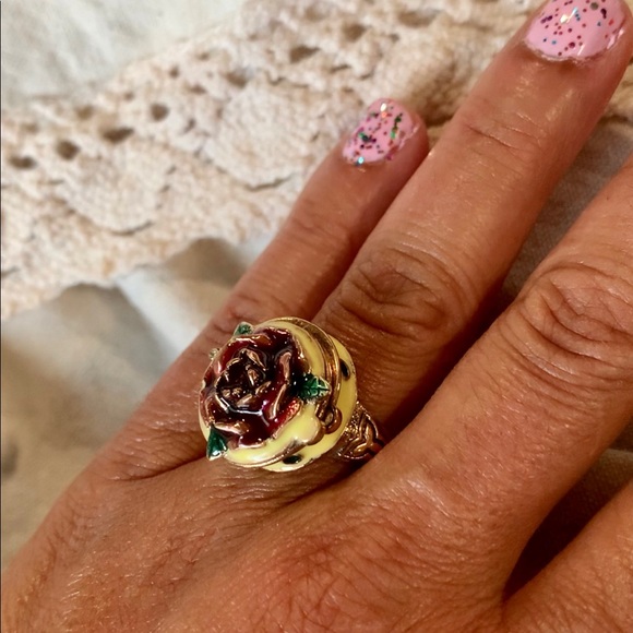 Rose Skull & Bones Ring S8 with Secret Compartment - Picture 4 of 5